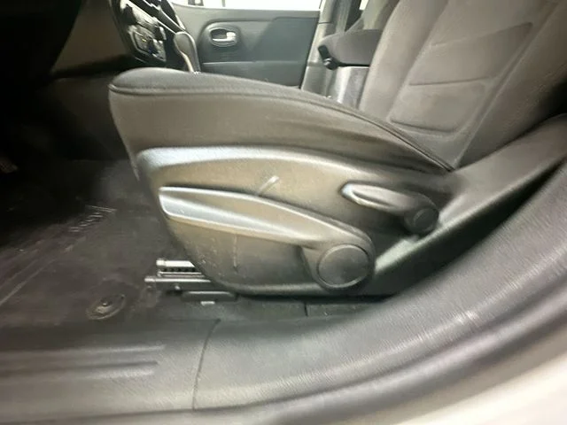 Used 2019 White Jeep Latitude image 15