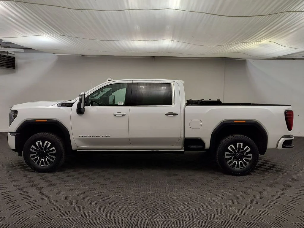 Used 2024 White Frost Tricoat GMC Denali Ultimate image 2