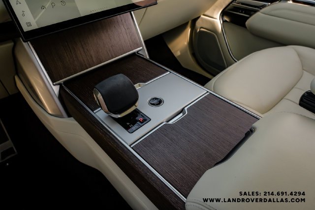 Used 2024  Land Rover SE image 23