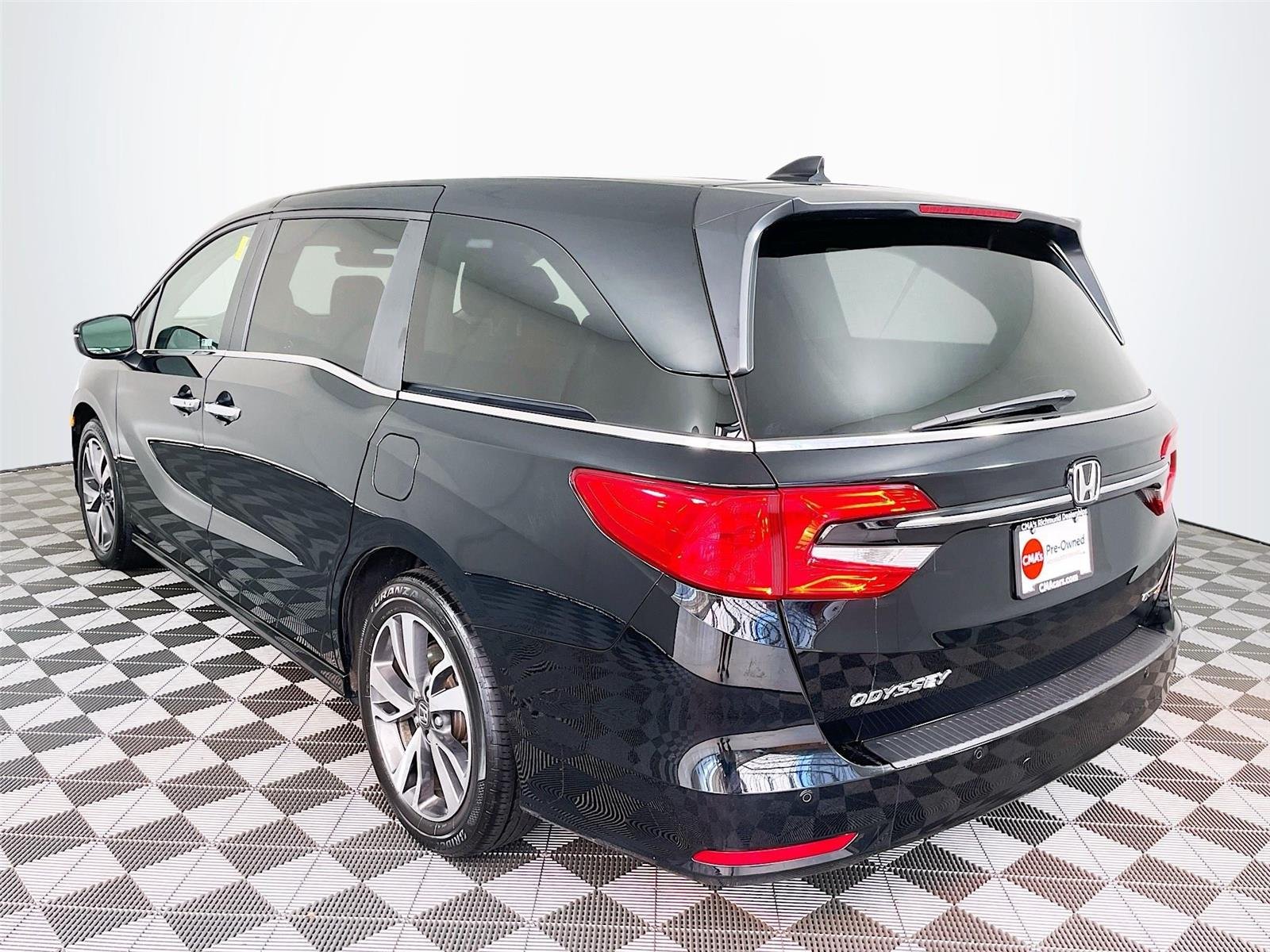 Used 2024 Crystal Black Pearl Honda Touring image 7