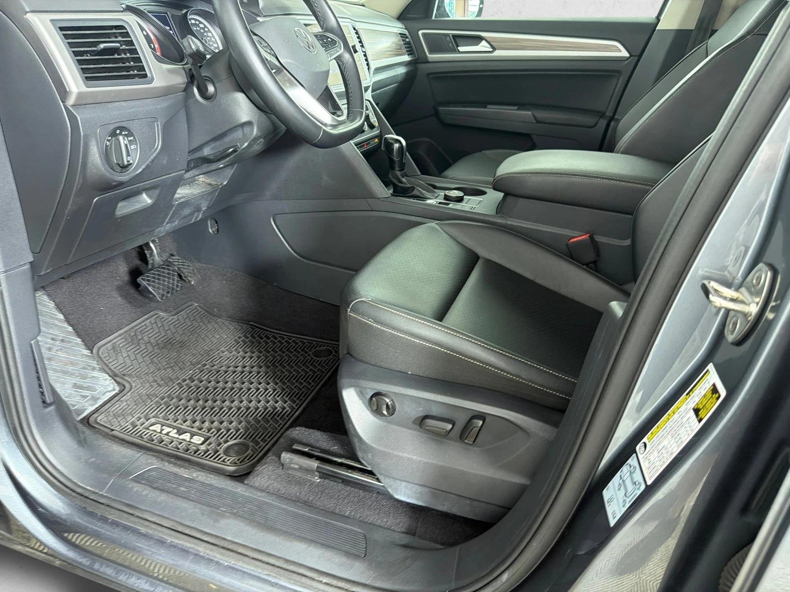 Used 2021 Silver/Gray Volkswagen 2.0T SE image 9