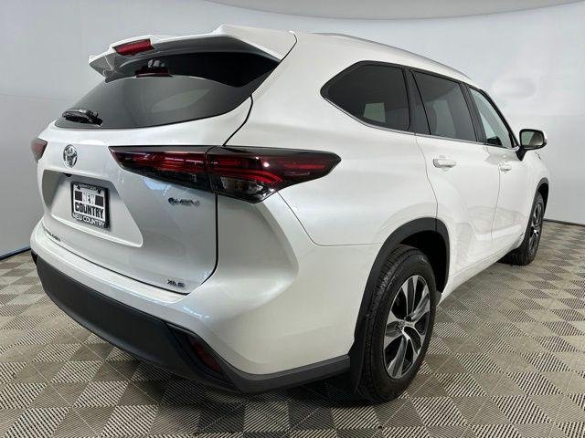 Certified Used 2026 WIND CHILL PEARL Toyota  image 13