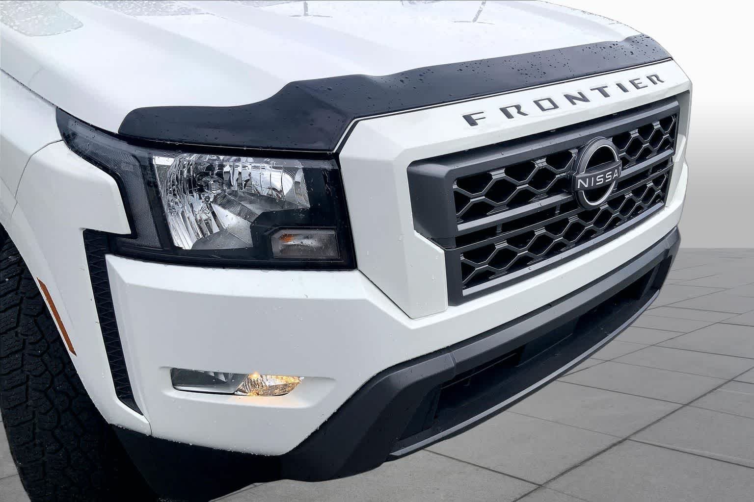Used 2022 Glacier White Nissan SV image 29