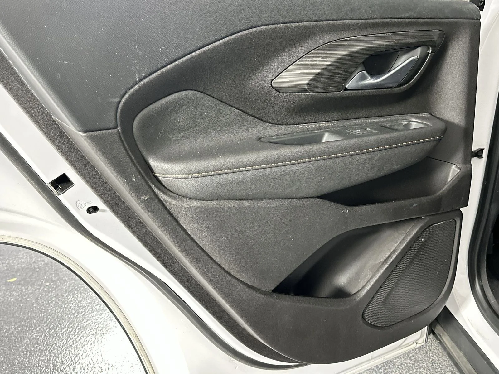 Used 2018 White GMC SLT image 30