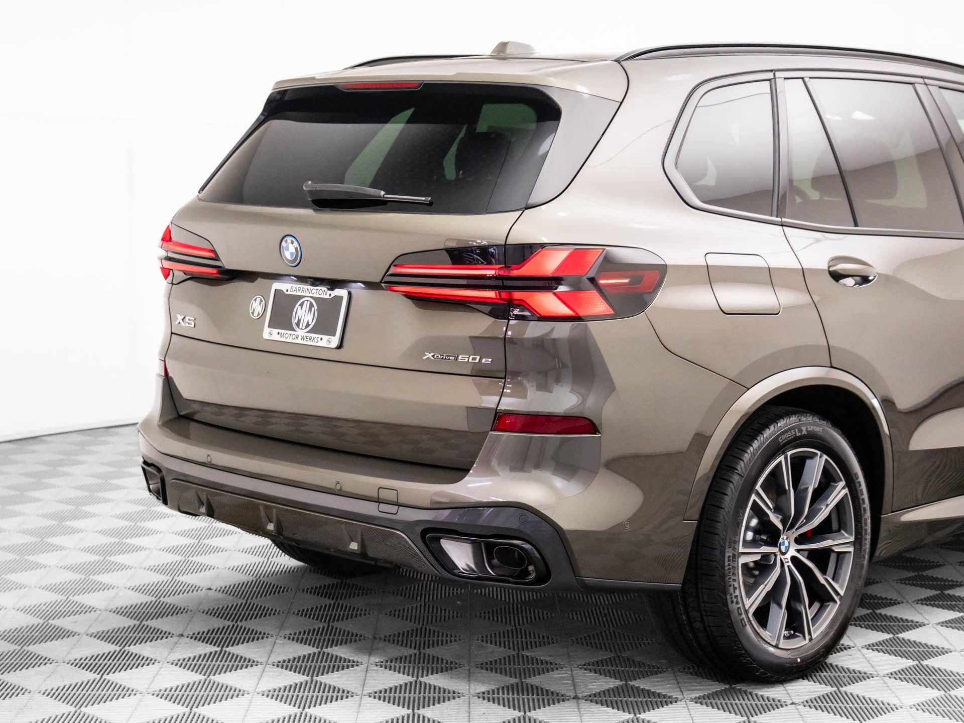 New 2026 Manhattan Green Metallic BMW xDrive50e image 35