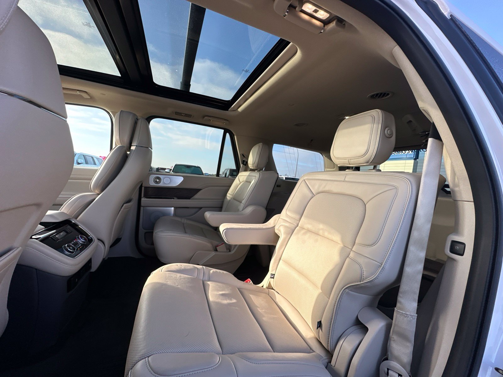 Used 2019 White Lincoln Reserve image 22