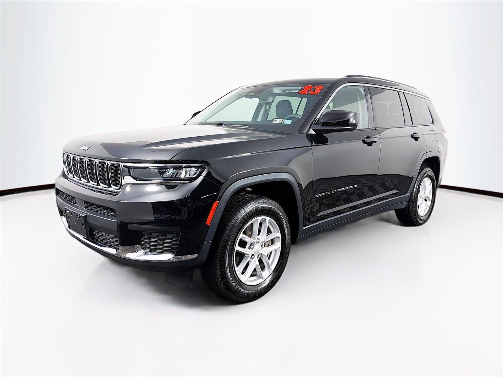 Used 2023  Jeep Laredo image 7