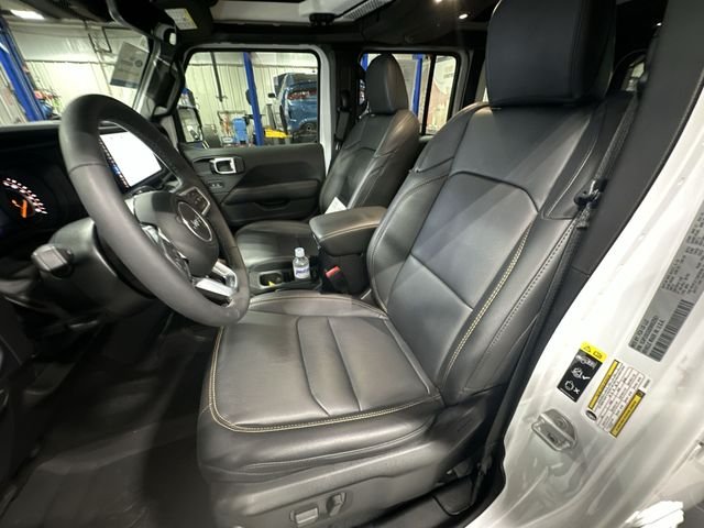 Used 2025 White Jeep Sahara image 17
