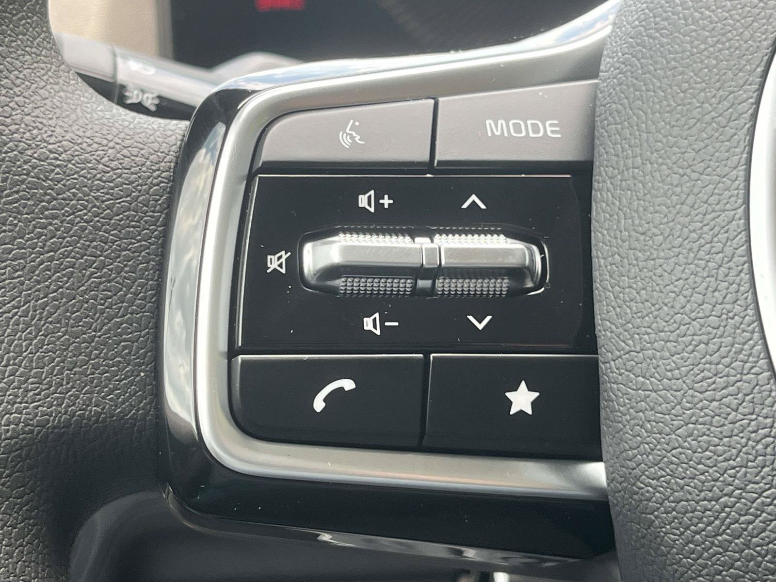 New 2026 Snow White Pearl Kia LXS image 24