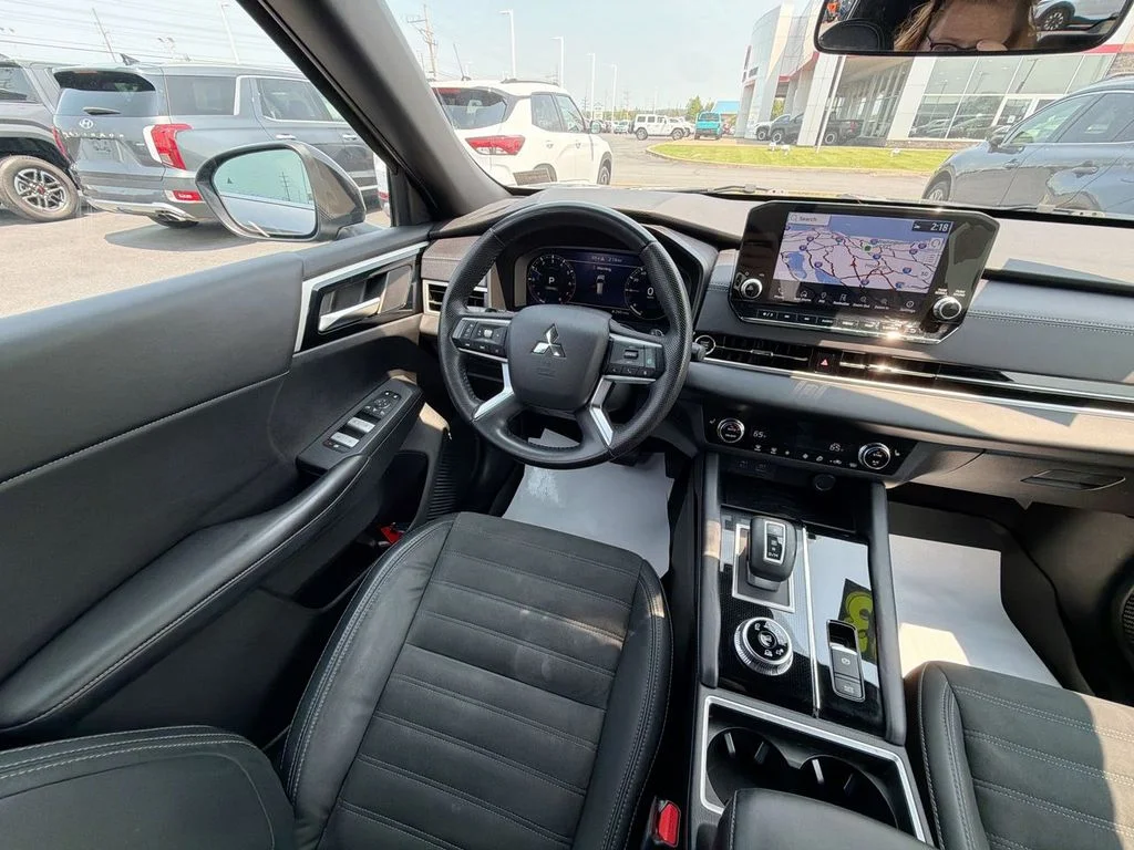 Used 2023  Mitsubishi SE Black Edition image 15