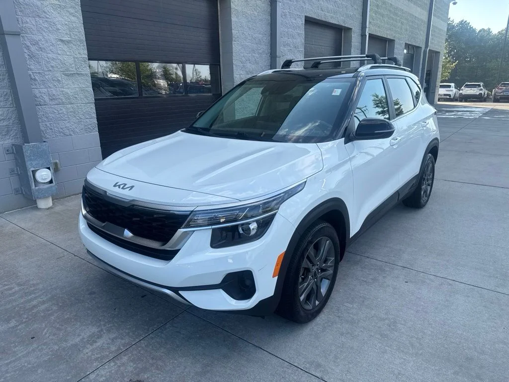 Used 2023 White Kia S image 3