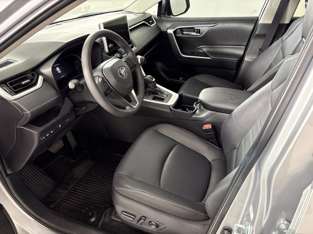 Used 2025 Silver Toyota XLE Premium image 28