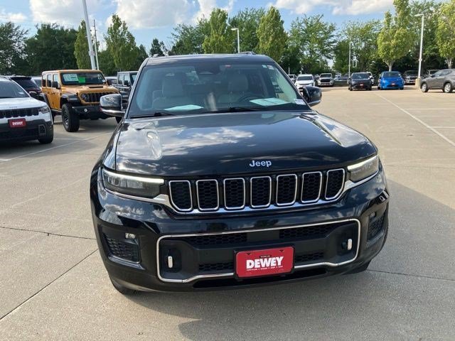 Certified Used 2021 Diamond Black Crystal Pearlcoat Jeep Overland image 2