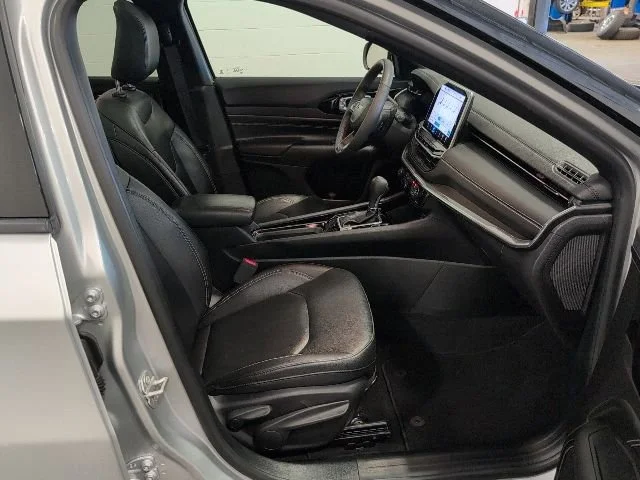 Used 2024 Silver Jeep Limited 4x4 image 29