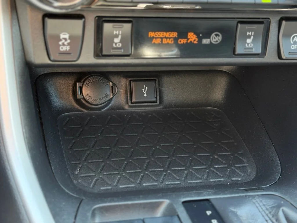 Used 2020 Gray Toyota XLE Premium image 19