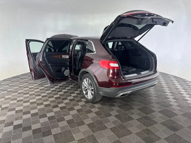 Used 2018 Red Lincoln Reserve image 19