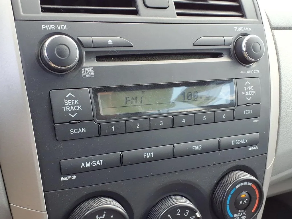 Used 2010 Silver Toyota LE image 15