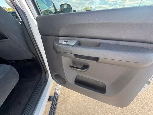 Used 2007 White Chevrolet LT image 23