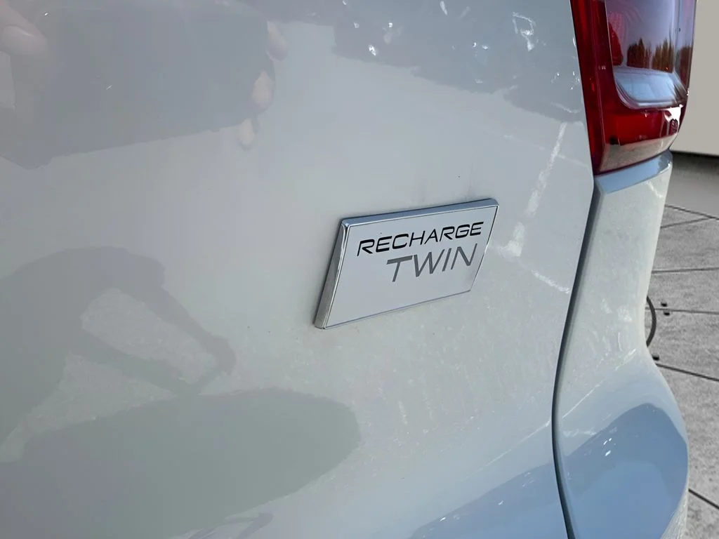 Used 2023 White Volvo Twin Plus image 26