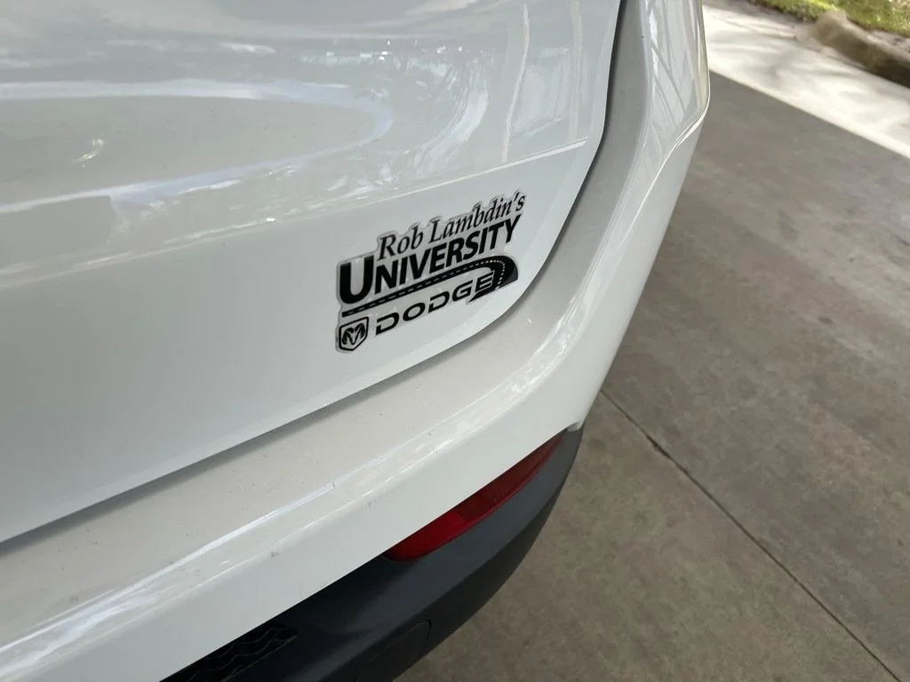 Used 2023 White Jeep Altitude image 19