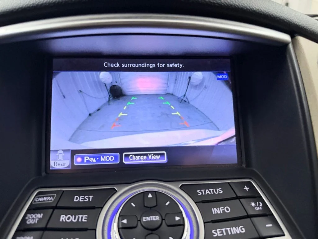 Used 2017 White INFINITI Base image 17