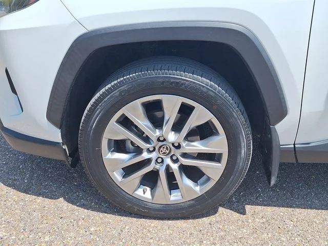 Used 2024 Off-white Toyota XLE Premium image 15