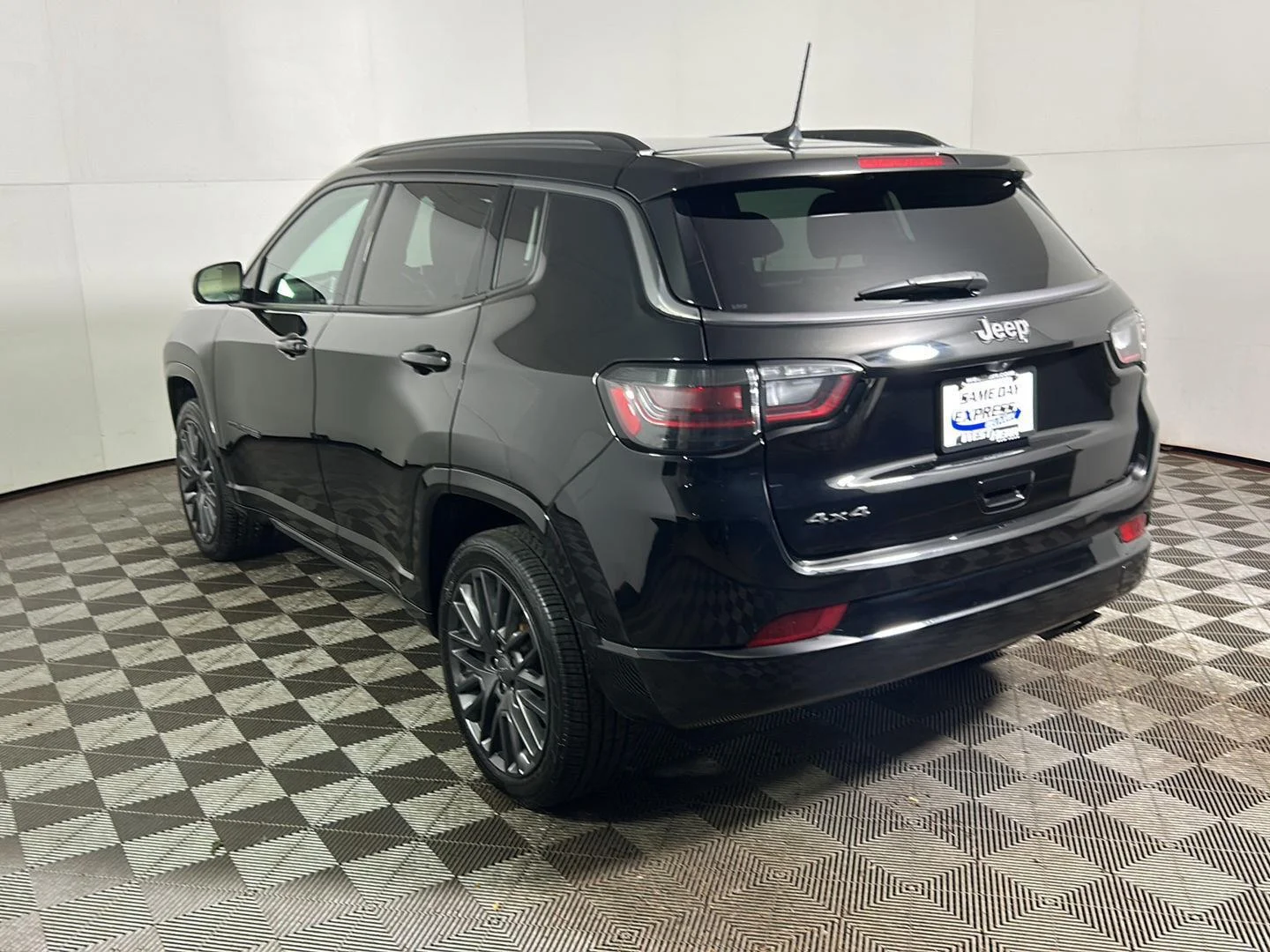 Used 2022 Black Jeep High Altitude image 9