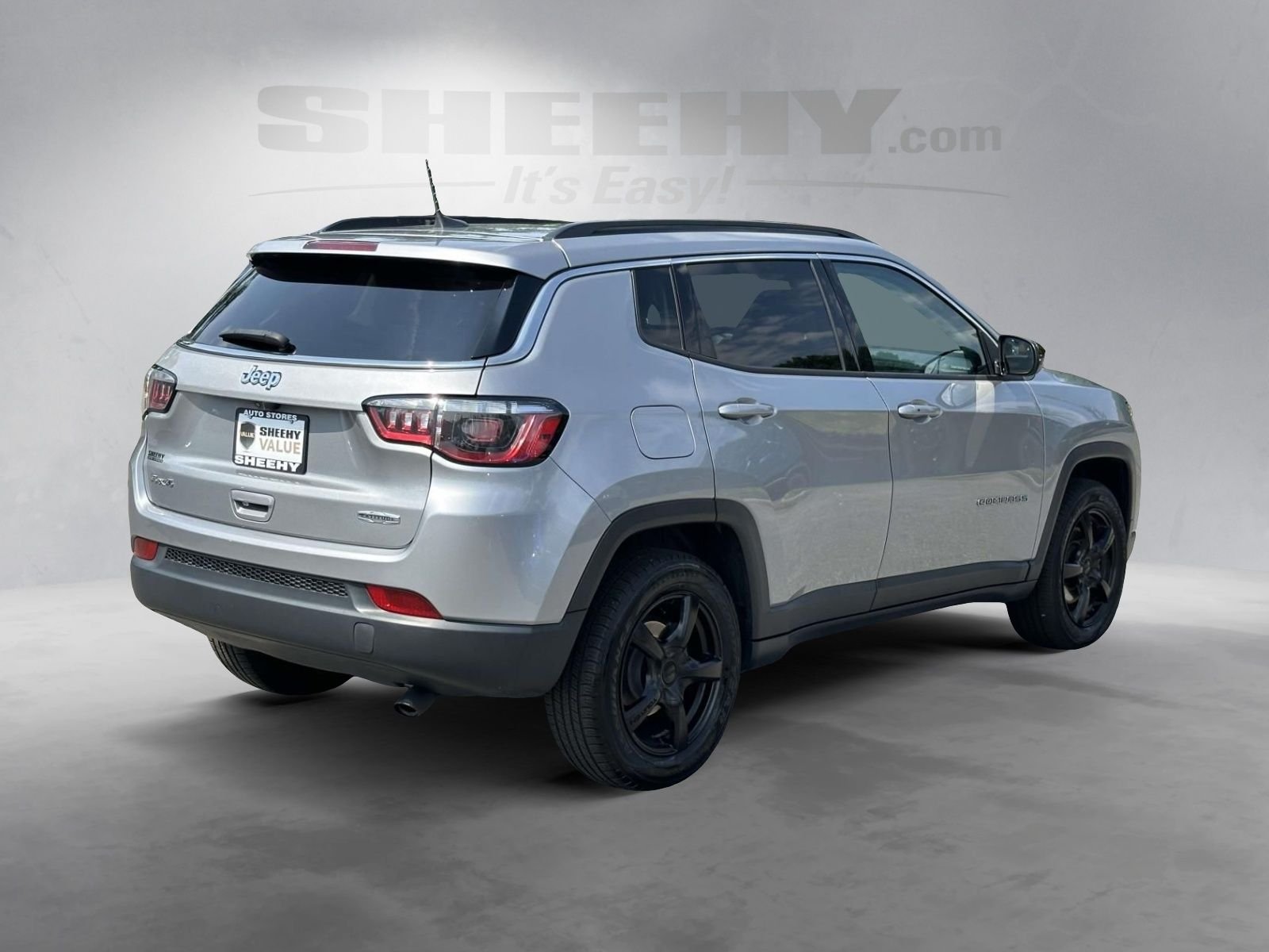 Used 2022 Silver Jeep Latitude image 12
