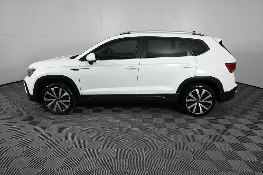 Used 2022 Pure White Volkswagen SE image 3