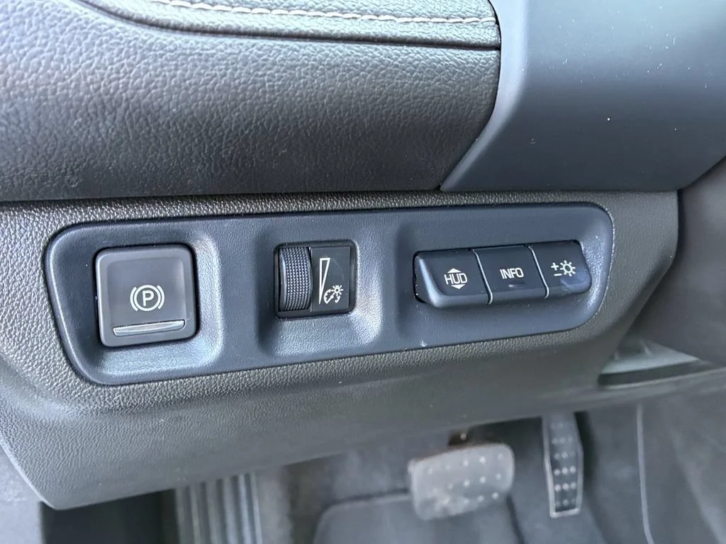 Used 2023 WHITE FROST TRICOAT GMC Denali image 34