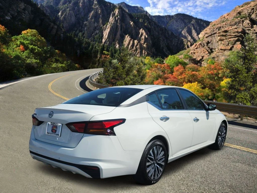 Used 2025 White Nissan 2.5 SV image 3