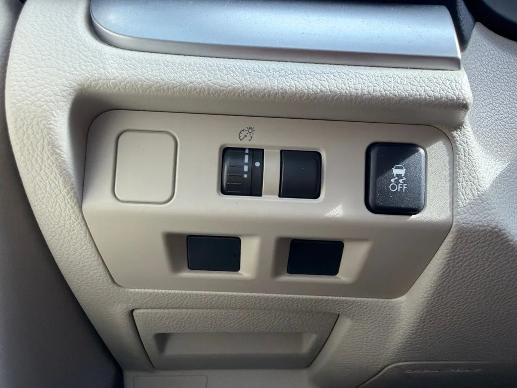 Used 2014 Satin White Pearl Subaru 2.0i Limited image 28