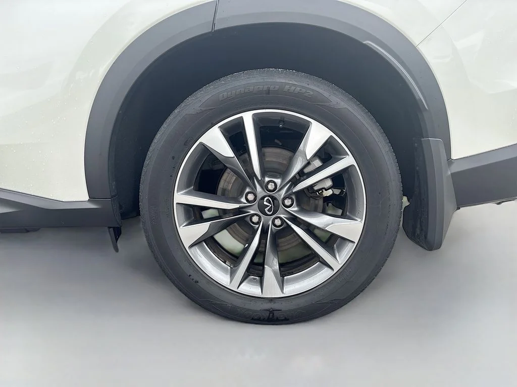 Used 2025 White INFINITI LUXE image 13