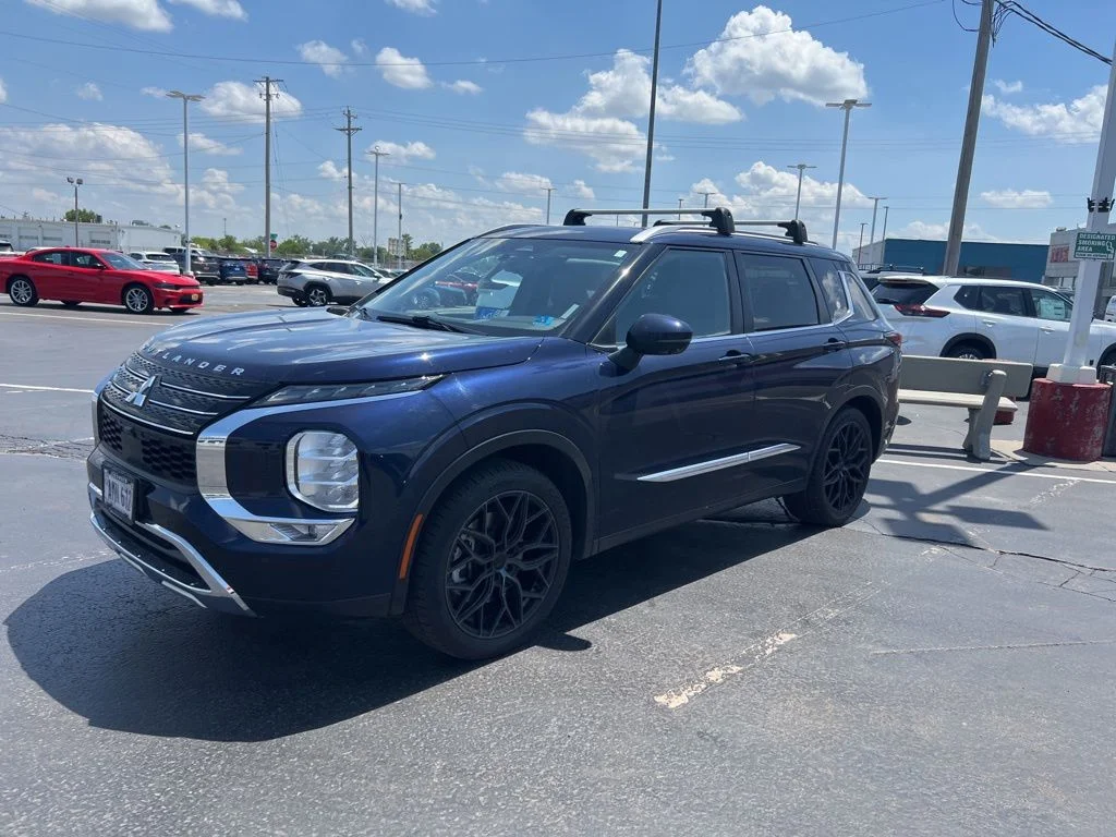 Used 2022 Blue Mitsubishi  image 1