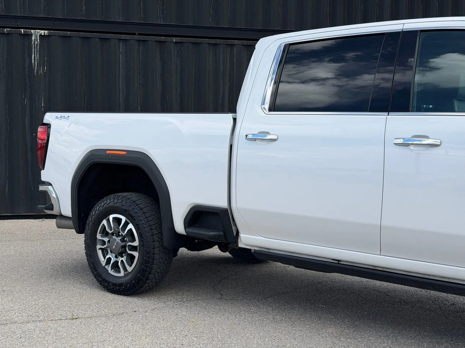 Used 2023 White GMC SLT image 5