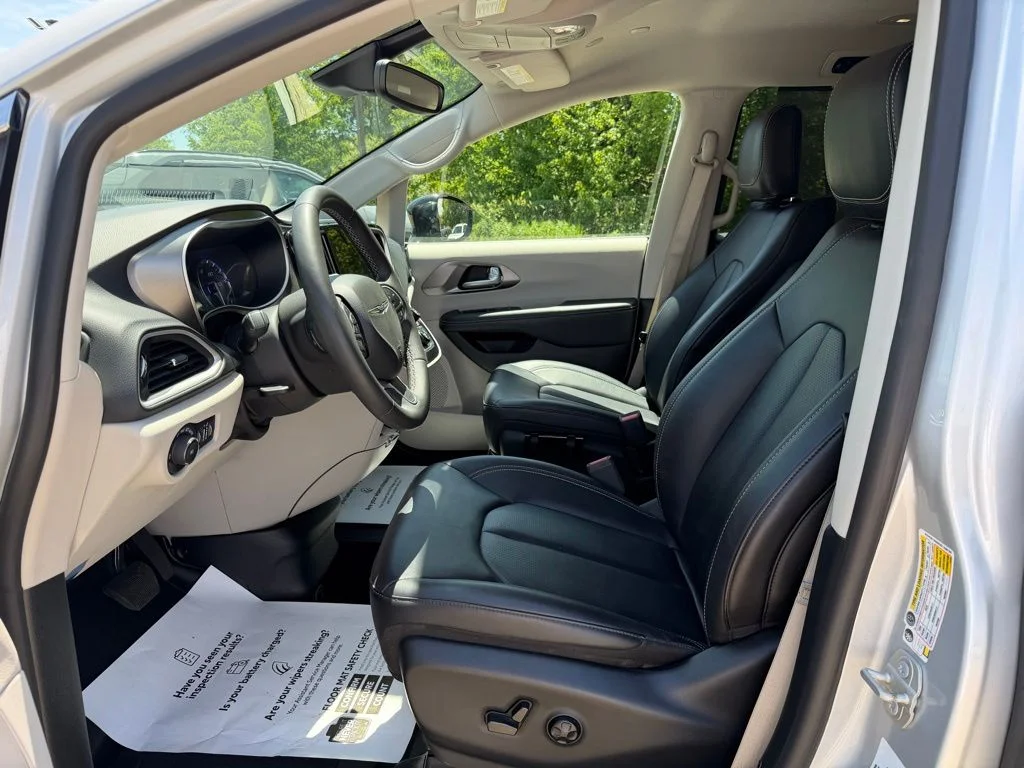 Used 2024 Silver Chrysler Touring L image 13