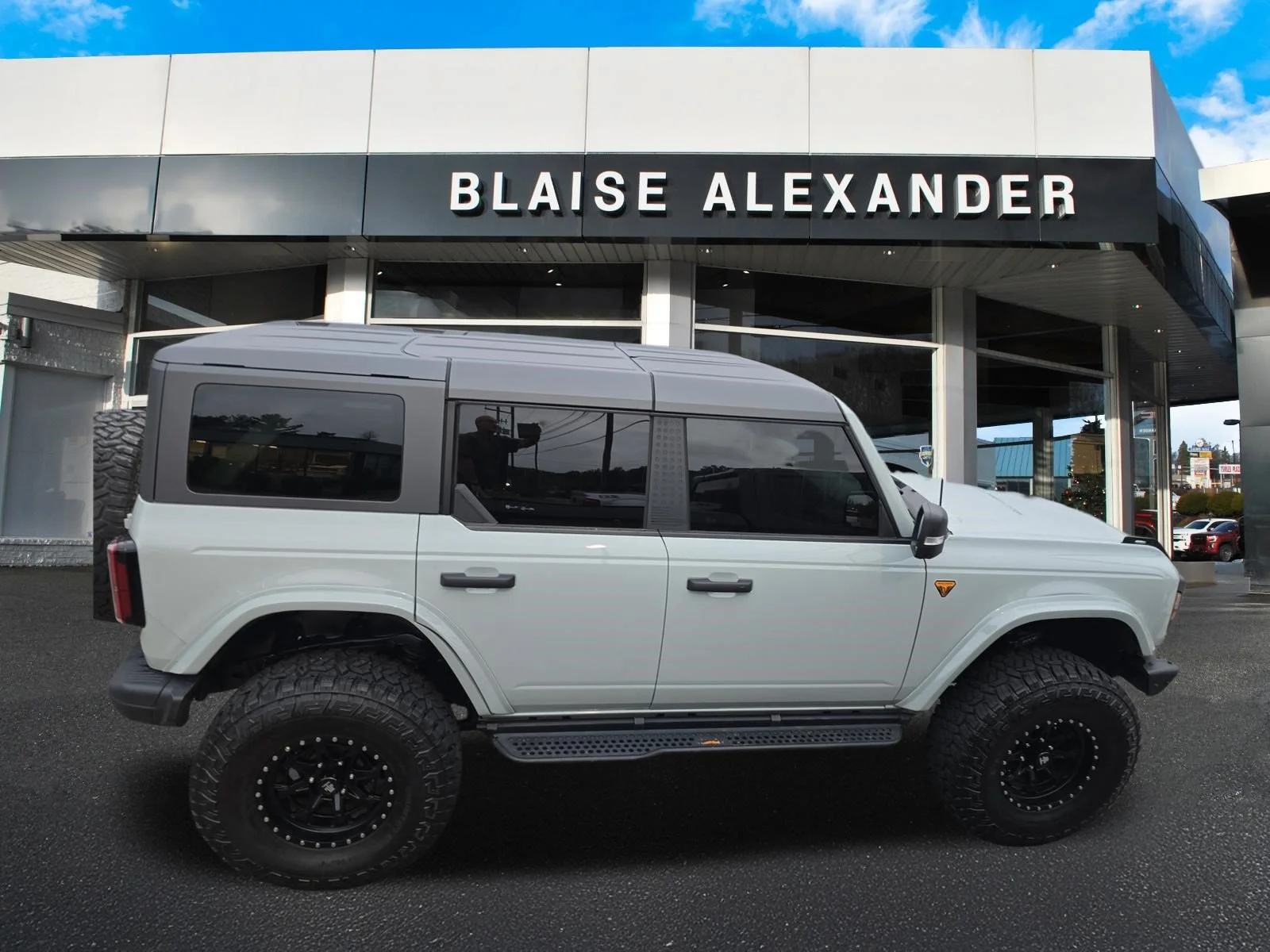 Used 2023 Cactus Gray Ford Badlands image 2