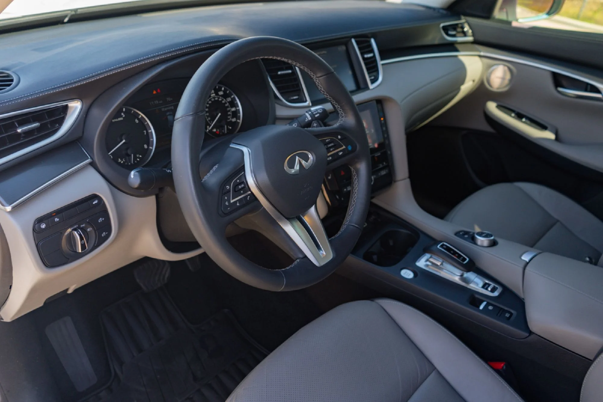 Certified Used 2025 White INFINITI LUXE image 8