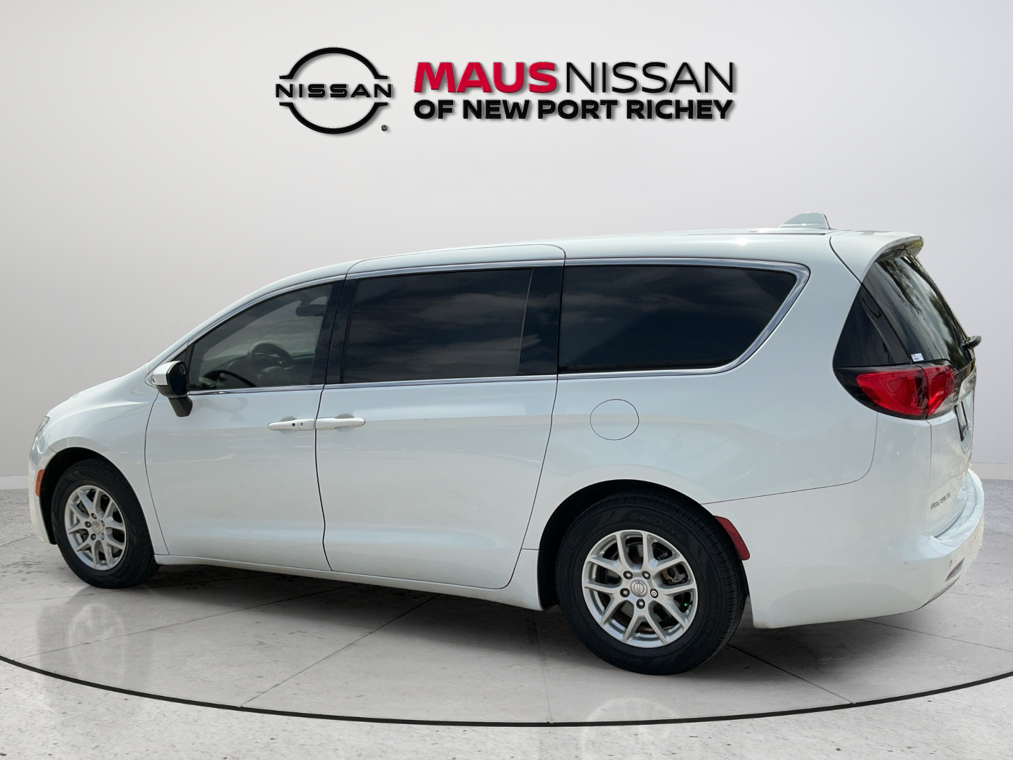 Used 2019 White Chrysler LX image 6