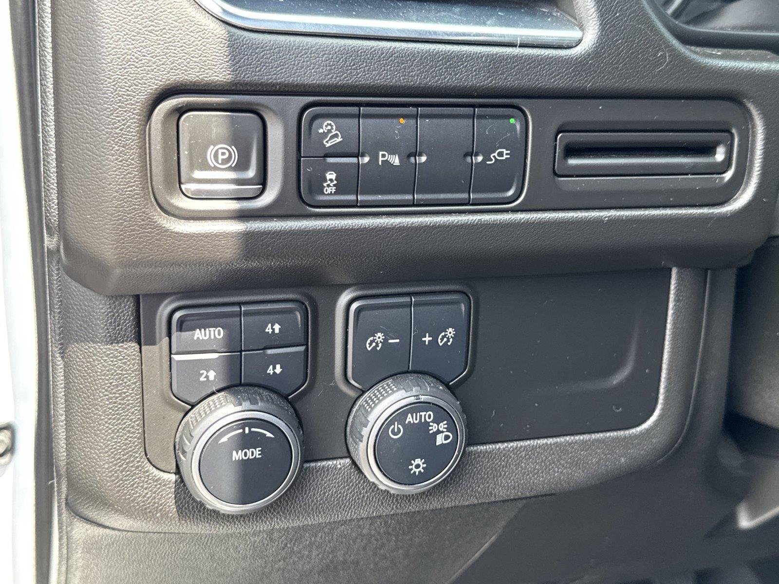 Used 2021 SUMMIT WHITE Chevrolet Z71 image 20