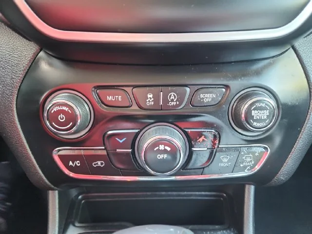 Used 2020 Red Jeep Latitude image 24