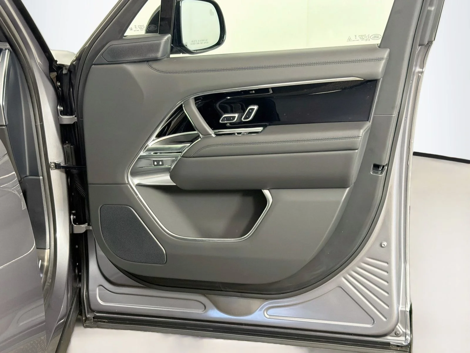 New 2026 Eiger Gray Meta Land Rover SE image 31