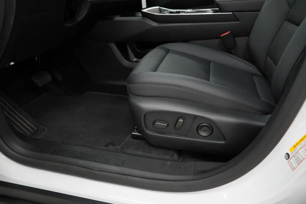 New 2027 Summit White Chevrolet LT image 23