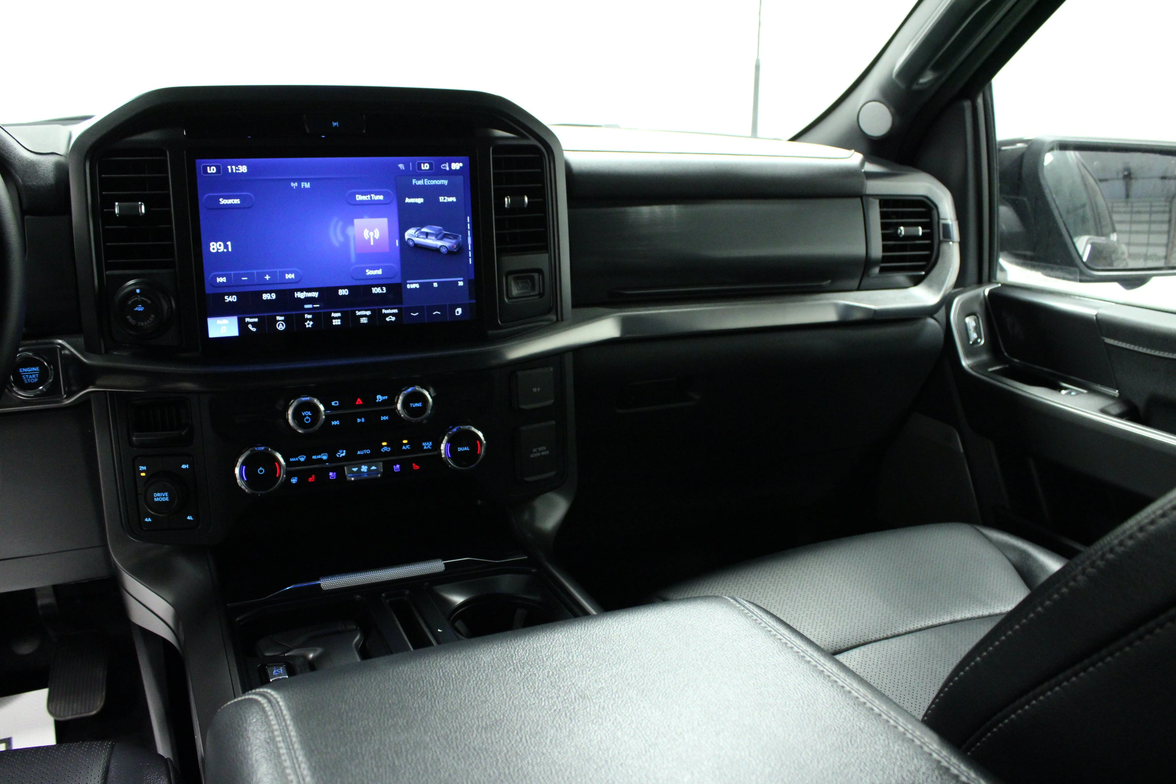 Used 2025 Agate Black Metallic Ford LARIAT image 19