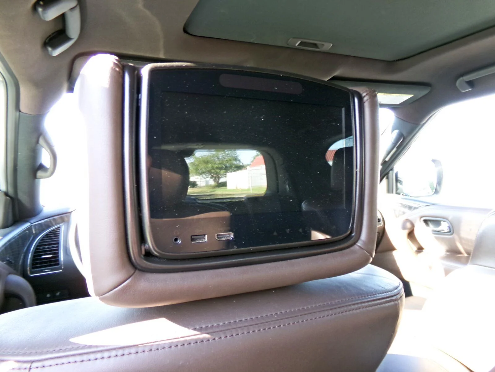 Used 2022 Gun Metallic Nissan Platinum image 4