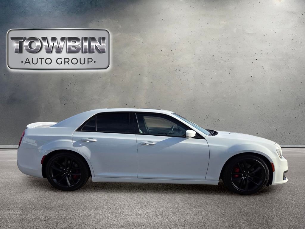 Used 2023 White Chrysler C image 3