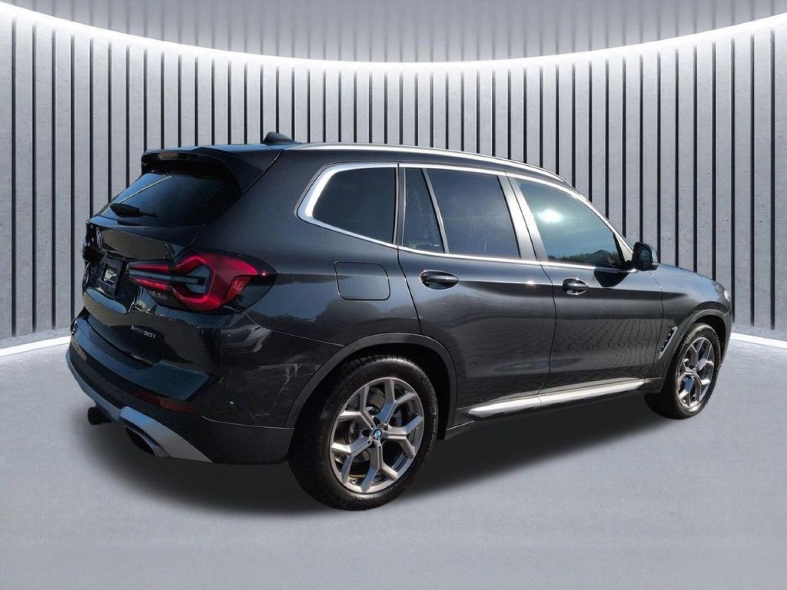 Used 2022 Dark Graphite BMW xDrive30i image 5