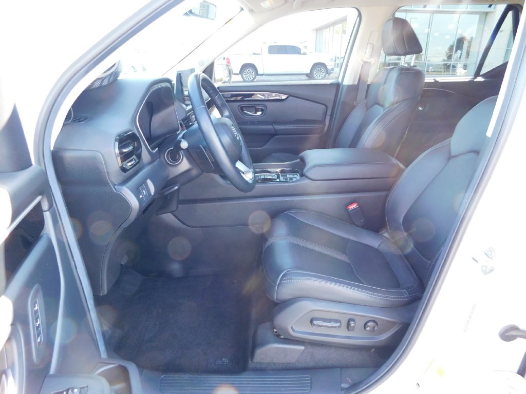 Certified Used 2025 Platinum White Pearl Honda EX-L image 12