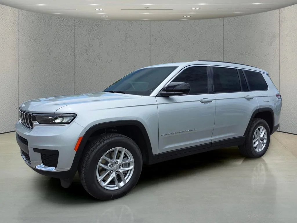 New 2026 Silver Zynith Exterior Paint Jeep Laredo image 9