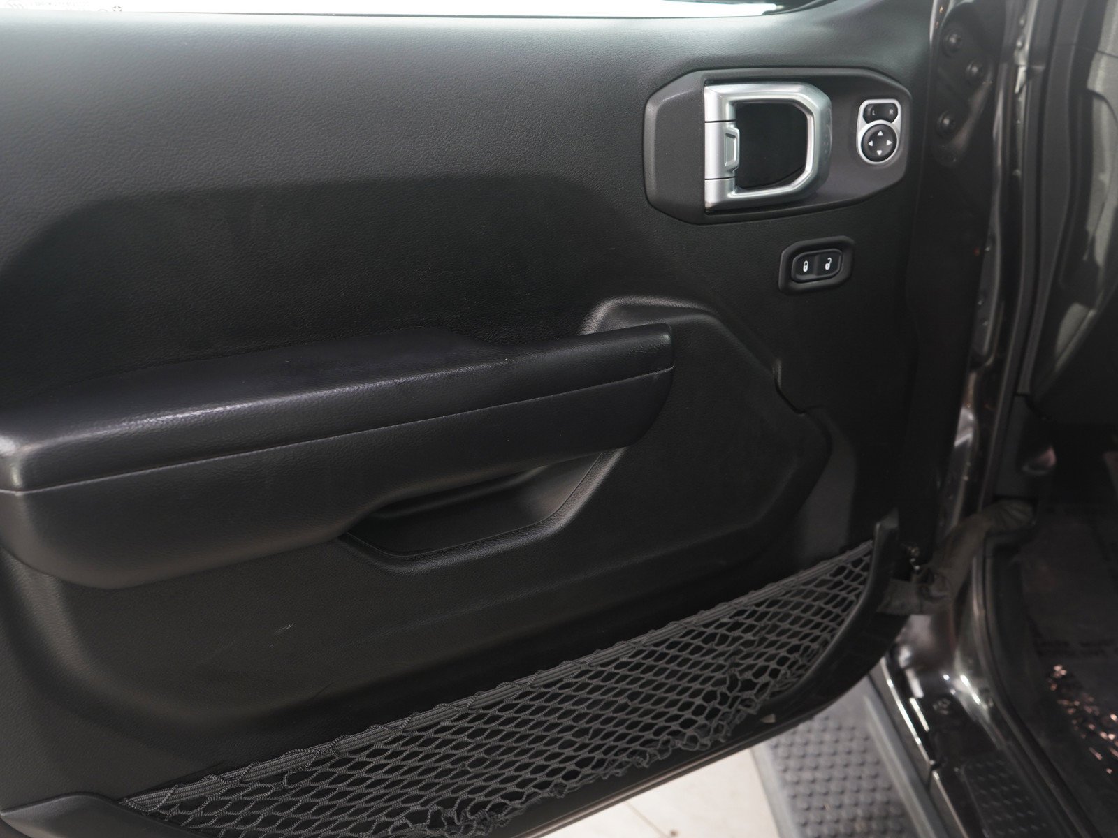 Used 2019 Granite Crystal Metallic Clearcoat Jeep Unlimited Rubicon image 23